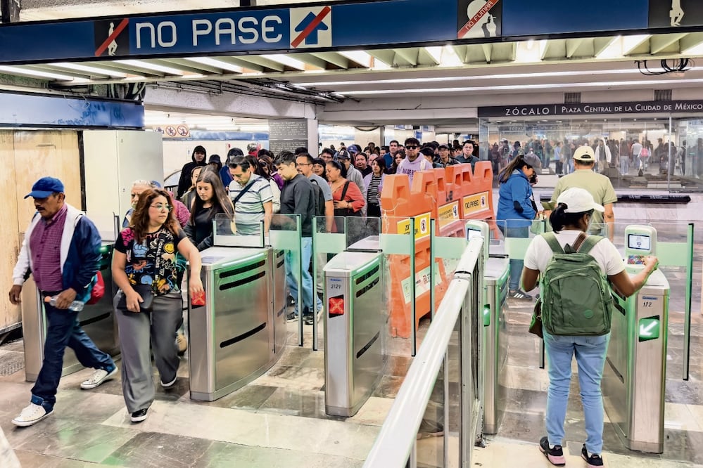 Los nuevos torniquetes se quedan abiertos hasta que deja de haber usuarios cerca, lo que agiliza la salida de la estación del Metro. Foto: Hugo Salvador / EL UNIVERSAL