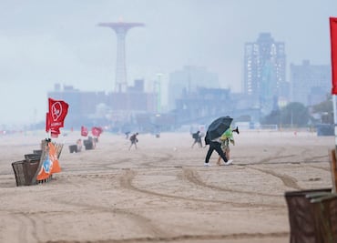 Erin gana fuerza mientras avanza por la costa este de EU