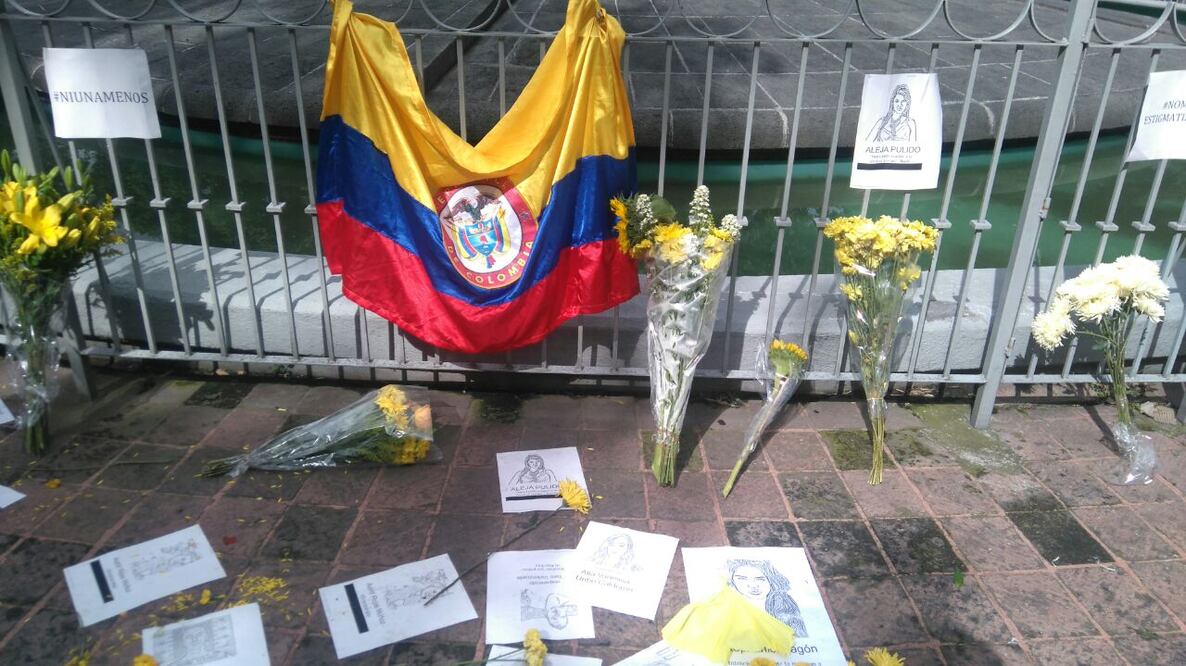 Flores y otros objetos dejados en la protesta de colombianos en el Parque Hundido. FOTO: Alejandro Acosta