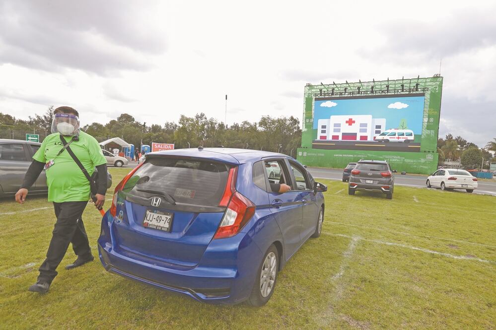 Las actividades en el autocinema del Autódromo Hermanos Rodríguez, que habilitó el gobierno local, arrancaron el domingo pasado. Para ingresar, los autos atraviesan varios filtros de seguridad y uno sanitario. Fotos: BERENICE FREGOSO. EL UNIVERSAL