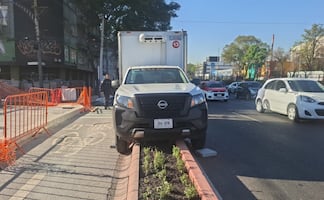 Camioneta pierde el control e invade ciclovía de Calzada de Tlalpan; no hay personas lesionadas