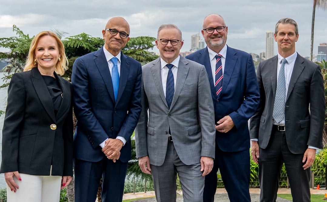 Directivos de Microsoft y autoridades australianas durante el anuncio de inversión en infraestructura de IA en el país. Foto: @AlboMP.