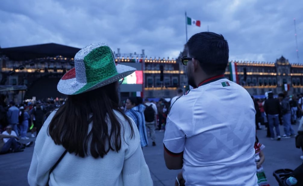 Asistentes al Zócalo de la Ciudad de México, por la conmemoración del 216 aniversario de la Independencia de México. Foto: Fernanda Rojas / EL UNIVERSAL