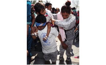 Su hija se curó de leucemia; ahora agradece a la Virgen de rodillas