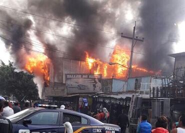 Bomberos laboran en incendio de bodega en Gran Canal