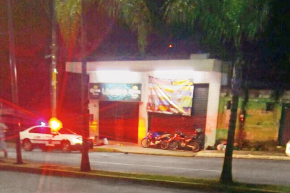 Al salir de La Sobre Mesa, cuatro empleados de una compañía de grúas fueron interceptados por varios sujetos armados. (CORTESÍA)