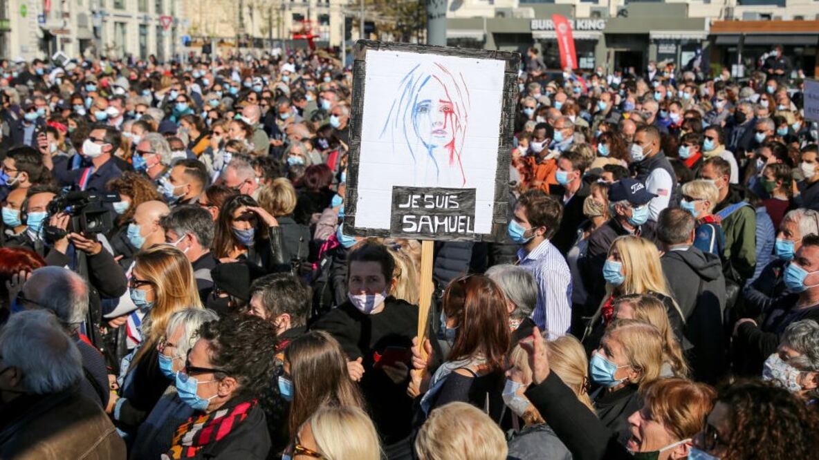 Miles de personas salieron a las calles en distintas ciudades de Francia para honrar la memoria del profesor y defender la libertad de expresión. Foto: Getty Images