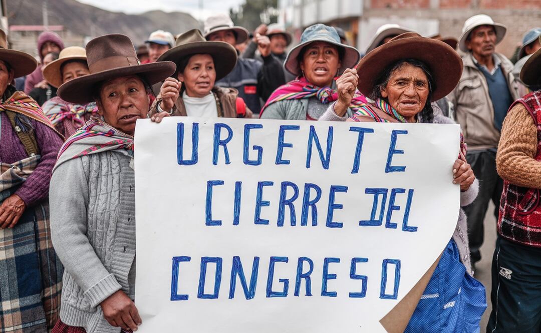 Un grupo de personas realizan un paro indefinido y bloquean las carreteras de la panamericana sur. Foto: AP