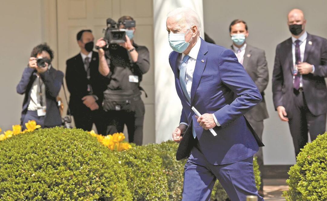 El mandatario Joe Biden corre de regreso a la Oficina Oval, tras presentar medidas contra la violencia armada en Estados Unidos. Foto: Yuri Gripas/ EFE.