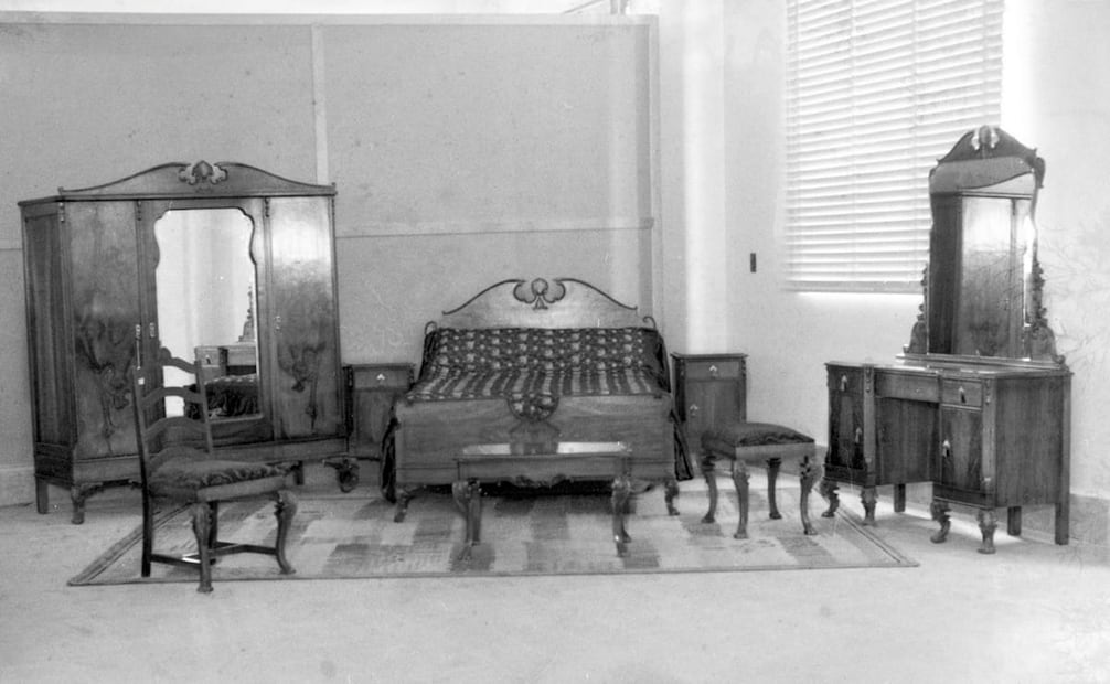 Juego de recámara por la mueblería “Cuauhtémoc”, 1939. Su madera solía ser caoba o nogal, con diseños finos. Foto: Archivo EL UNIVERSAL.