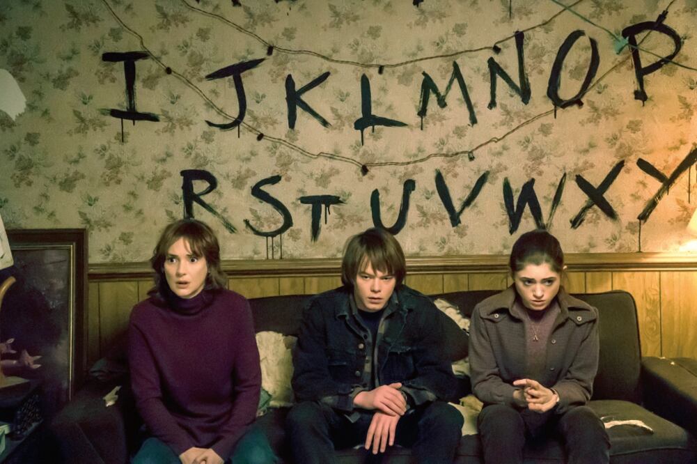 Ryder (a la izquierda) interpreta a la mamá de un adolescente que desaparece de un pueblo en el que supuestamente nada pasa (NETFLIX)