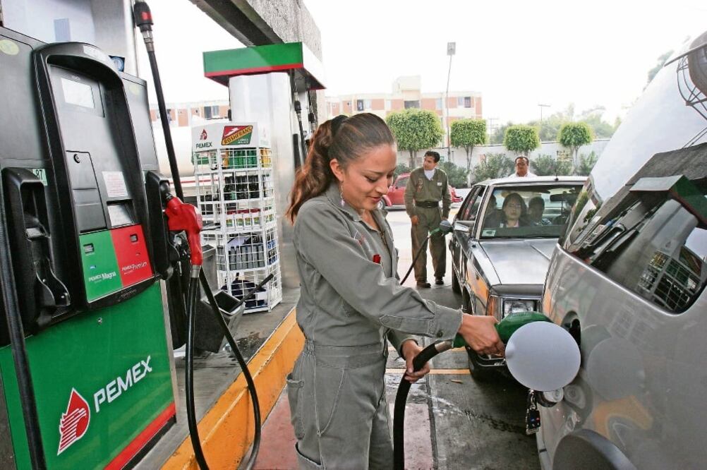 Problema. Personal de aduanas indica que se ha mitigado en casi 90% la entrada de gasolina subvaluada. Foto/ARCHIVO EL UNIVERSAL
