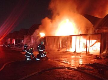 Se registra incendio en la Central de Abasto; hay cinco bodegas calcinadas y un bombero herido