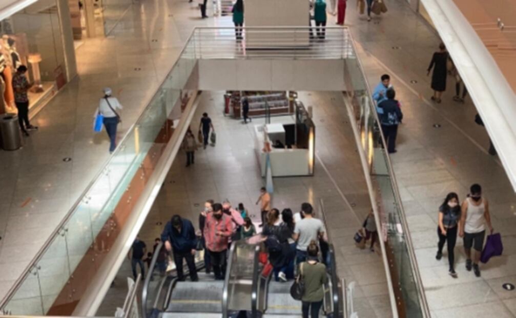 Con largas filas y estancia permitida solo de 30 minutos, así reabren centros comerciales en CDMX