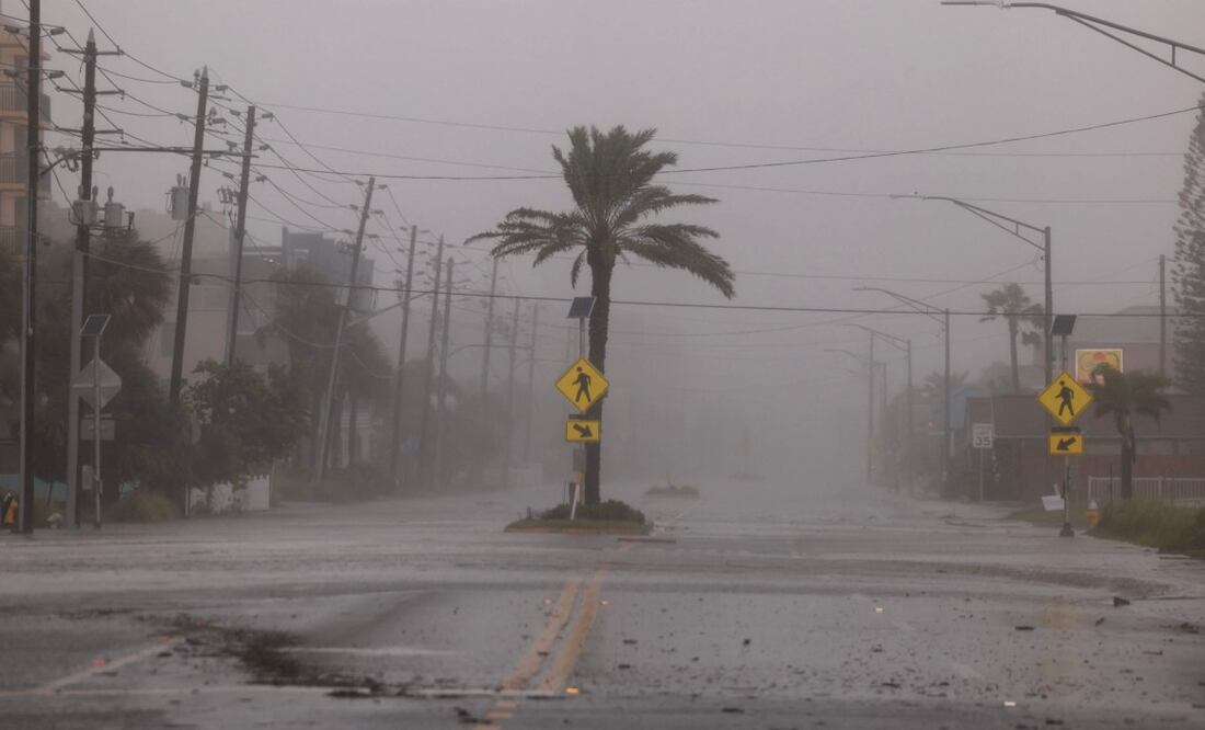 Una carretera está vacía de tráfico mientras el huracán Helene se agita mar adentro en St. Pete Beach, Florida. Foto: AFP