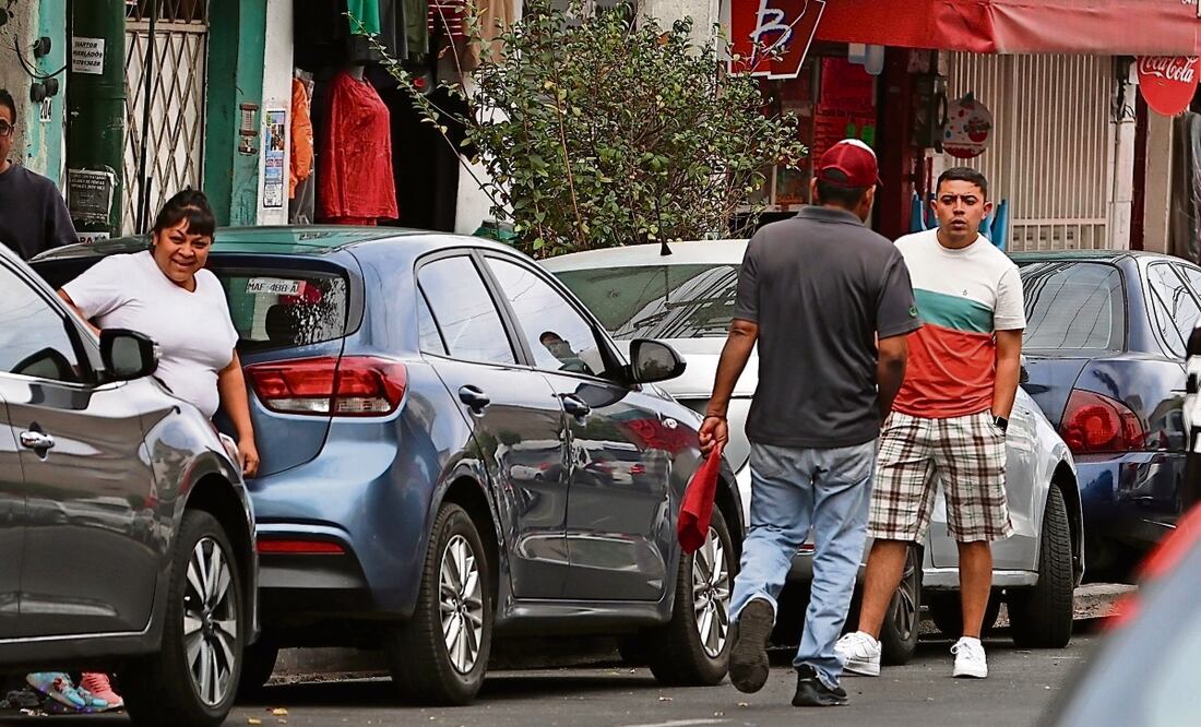 En la cuidad es bastante común encontrarse con grupos de franeleros que trabajan todos los días apartando lugares y cobrando a los automovilistas. Foto: Berenice Fregoso