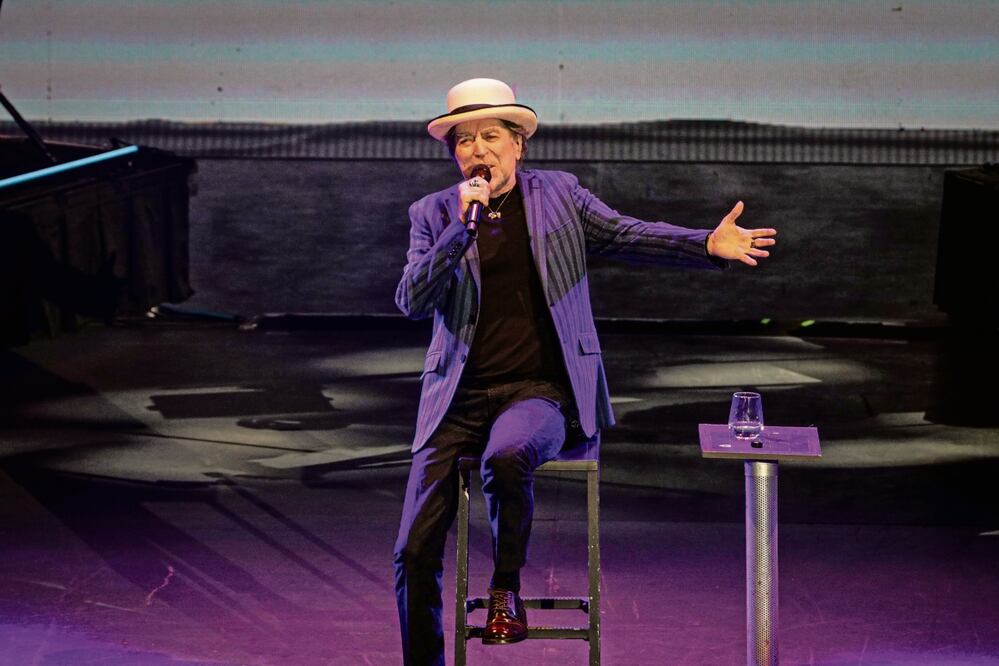 El artista cantó sentado casi toda la velada. Foto: Gabriel Pano/El Universal