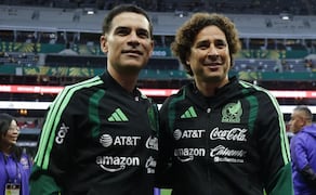 Rafa Márquez y Memo Ochoa, después del homenaje a las fuerzas armadas previo al partido América contra Puebla, del torneo Apertura 2026. Foto: Carlos Mejía / EL UNIVERSAL