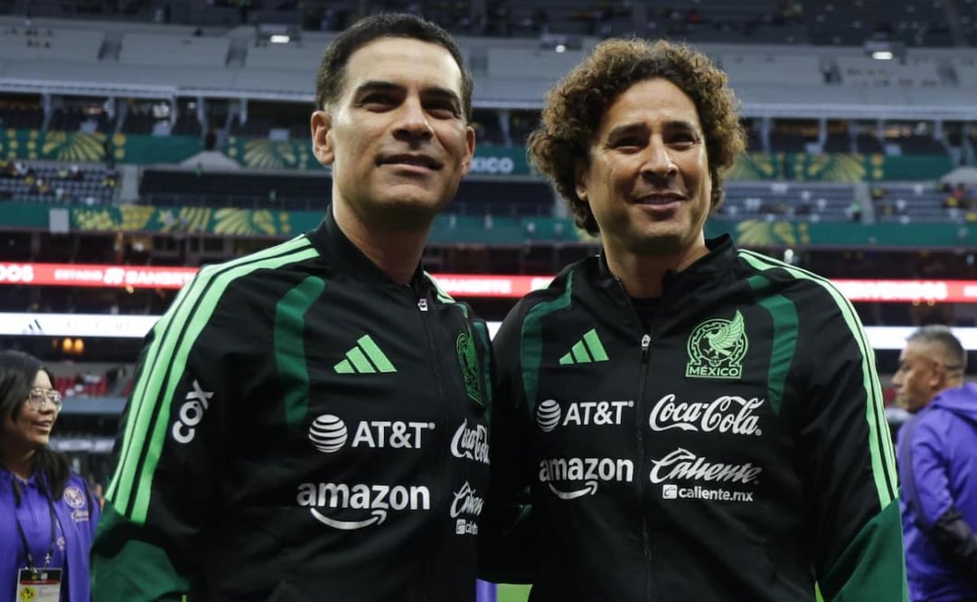 Rafa Márquez y Memo Ochoa, después del homenaje a las fuerzas armadas previo al partido América contra Puebla, del torneo Apertura 2026. Foto: Carlos Mejía / EL UNIVERSAL