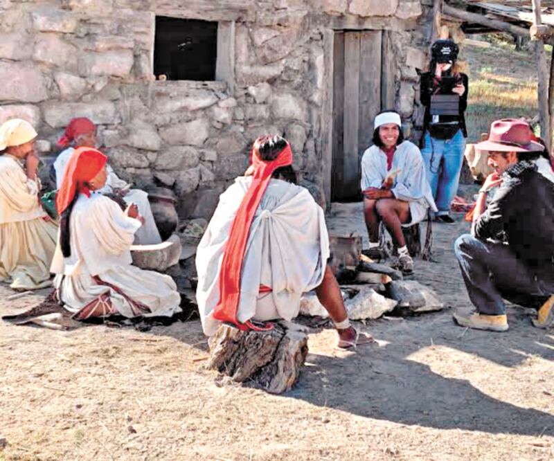 La historia sigue a Rayénari, un corredor tarahumara cuya vida cambia con la llegada del escritor francés. Foto: FEDERICO CECCHETTI / MACHETE PRODUCCIONES