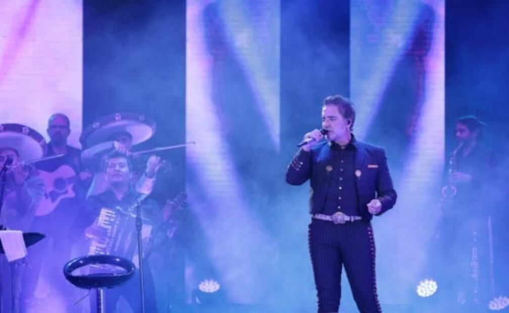 En concierto de Alejandro Fernández, Chente "aparece" y llena de emoción al público