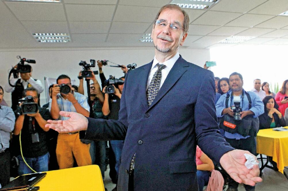 Aunque se afilió al Partido de la Revolución Democrática apenas el 26 de agosto pasado, Agustín Basave se perfila para ocupar la presidencia de ese instituto político, ante la renuncia anticipada de Carlos Navarrete Ruiz (ARCHIVO EL UNIVERSAL)