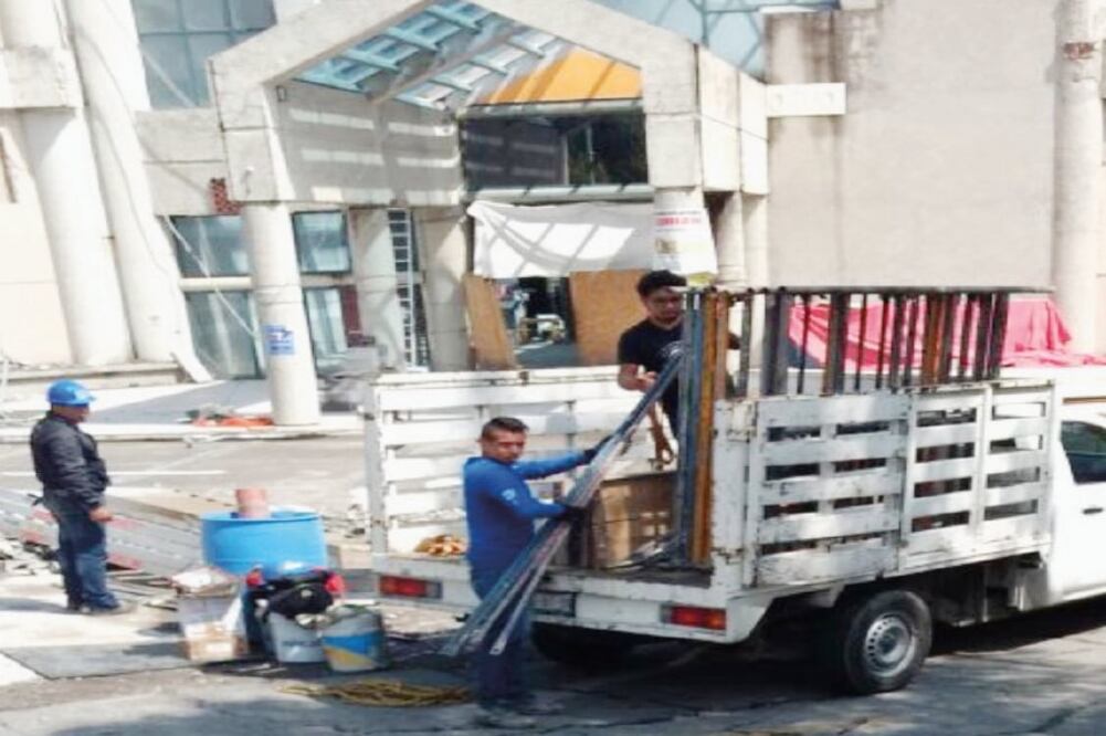 Obra. Colonos aseguran que los trabajos de construcción continúan a pesar de que la obra tiene sellos de suspensión (ESPECIAL)