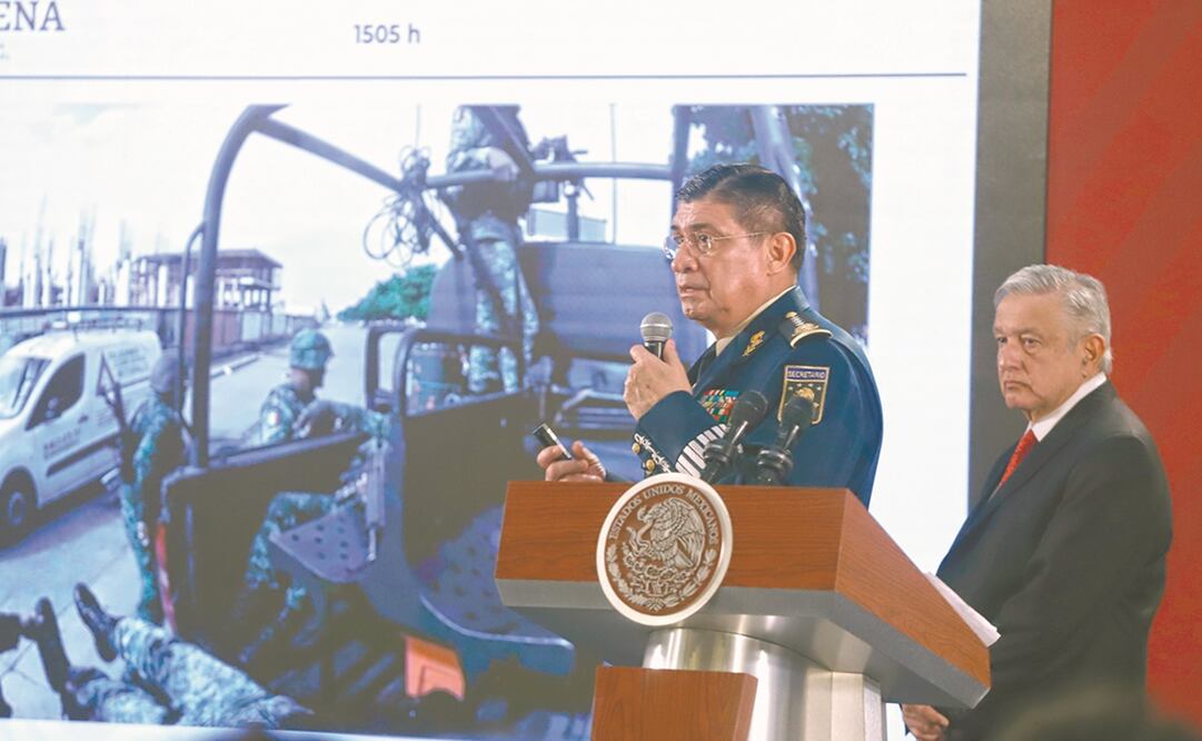 El titular de la Sedena, Luis Cresencio Sandoval, y el presidente Andrés Manuel López Obrador informan sobre la acción. Foto: BERENICE FREGOSO. EL UNIVERSAL