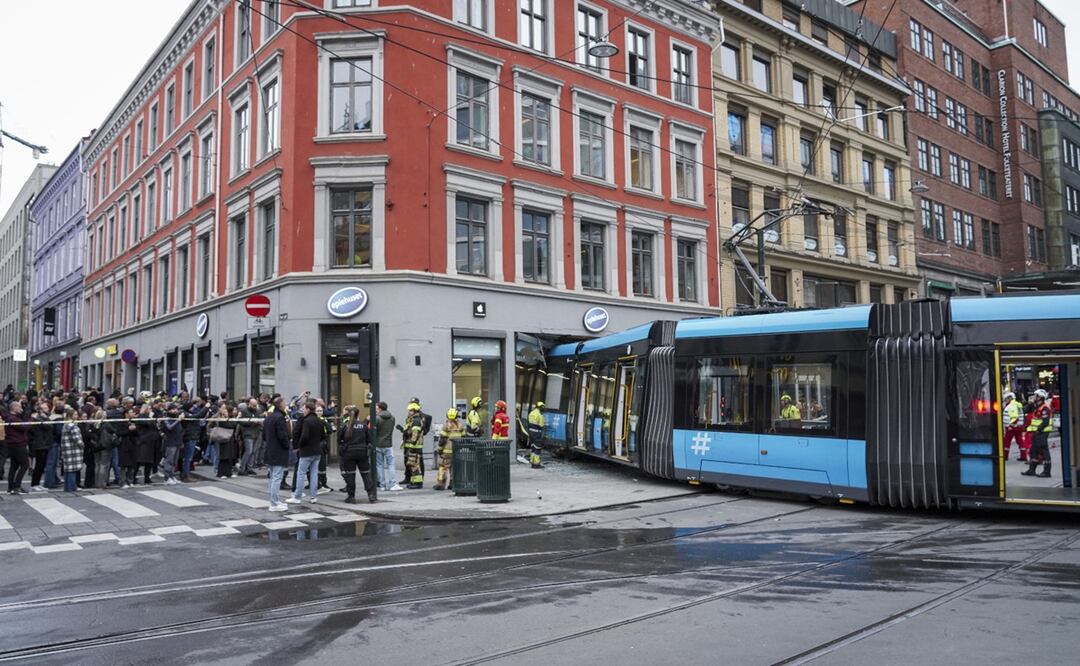 Descarrila tranvía en Oslo, Noruega. Foto: AP