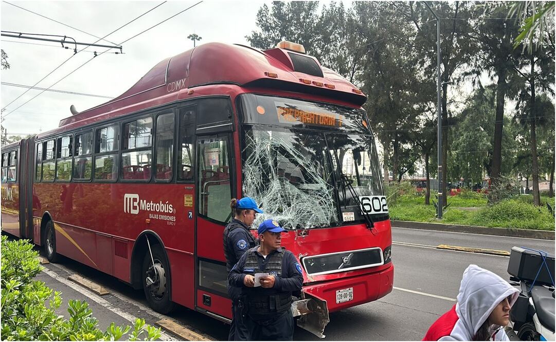 Choque entre Metrobús y camión en la GAM. Foto: Especial