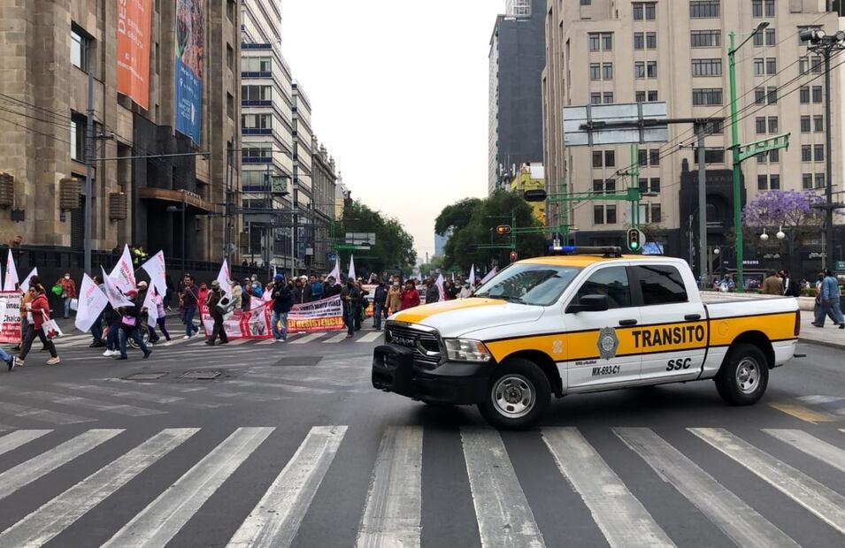 Avanzan manifestantes sobre la calle 5 de mayo FOTO: Isidro Corro/ EL UNIVERSAL