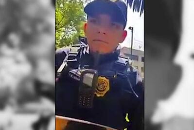 Policía amenaza con matar a perros de un conductor por ser "arma mortal"