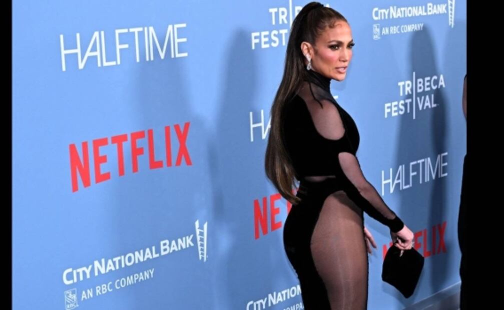 Jennifer Lopez deslumbra con sus curvas en vestido con transparencias