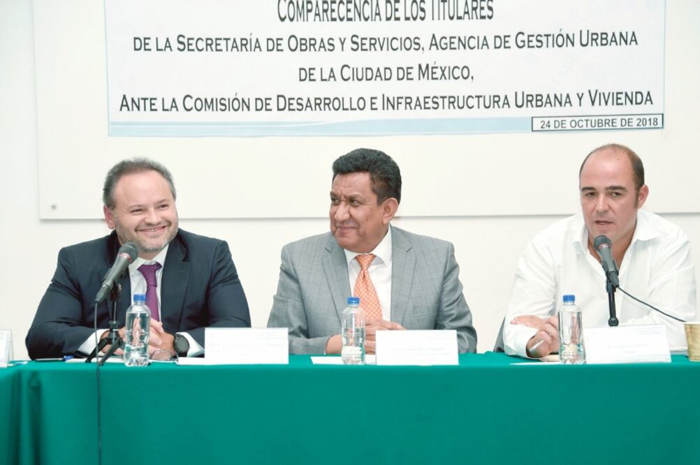 Jaime Slomianski (primero de la izquierda) compareció ayer ante la Comisión de Desarrollo e Infraestructura Urbana y Vivienda en el Congreso local. Foto: ESPECIAL