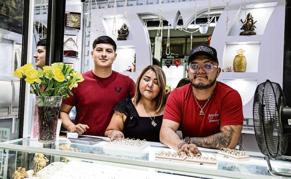 En la joyería Golden Princess, Elizabeth y sus compañeros venden hasta tres anillos diarios antes del 14 de febrero. Foto: Gabriel Pano / EL UNIVERSAL
