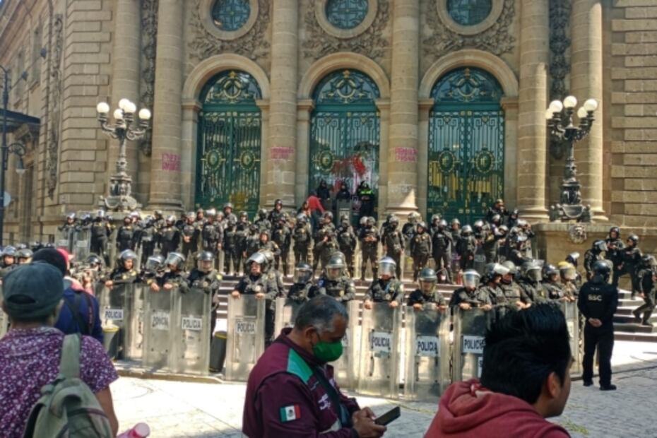 Mujeres trans protestan y entran a la fuerza al Congreso CDMX VIDEO