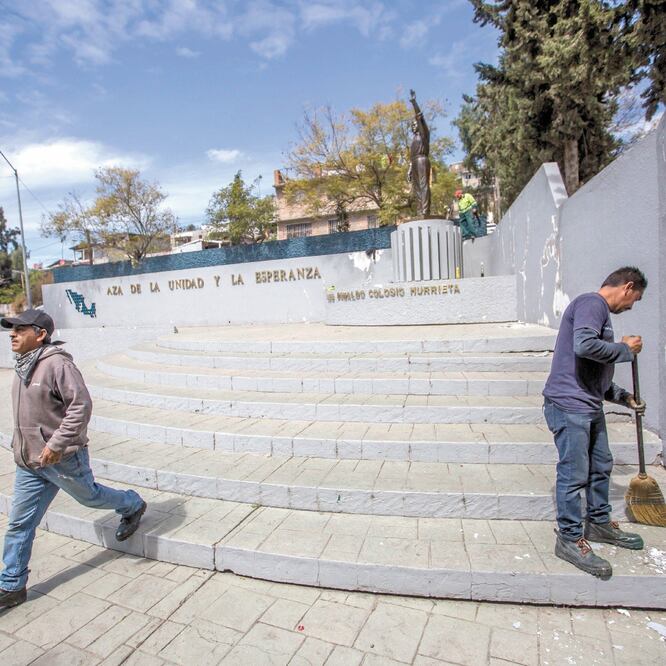 En Lomas Taurinas, Tijuana, apenas inicia marzo (mes en el que fue asesinado Luis Donaldo Colosio, en 1994), las flotillas de trabajadores municipales llegan a la colonia para limpiar los espacios de la Plaza de la Unión y la Esperanza. OMAR MARTÍNEZ