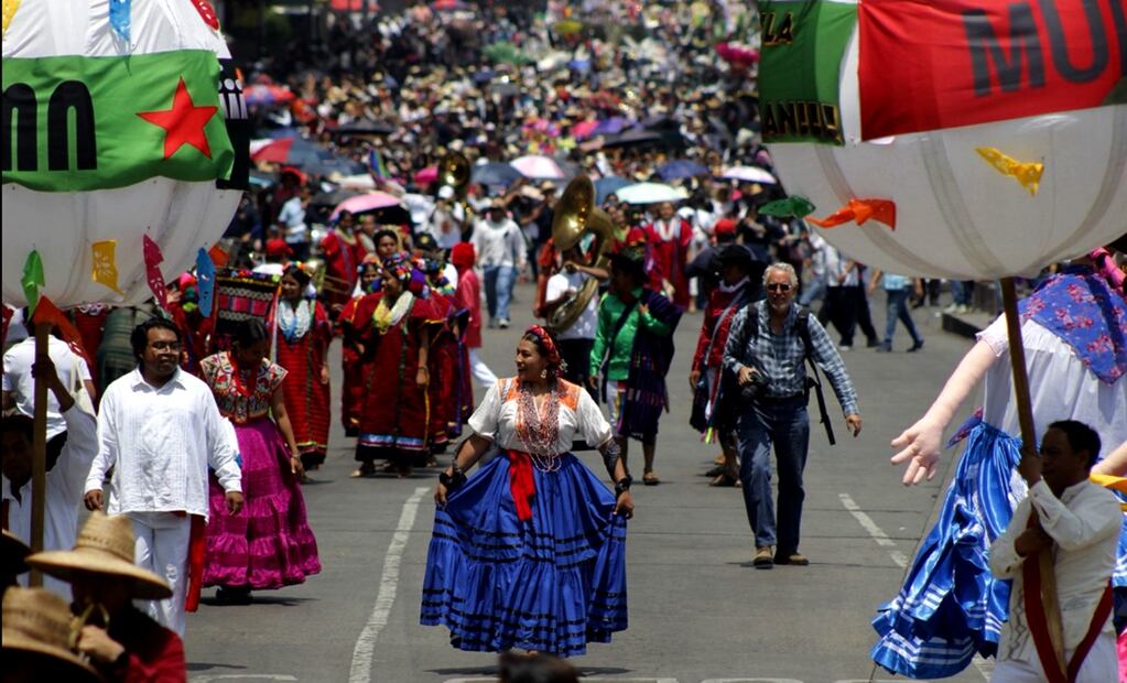 La megacalenda de pueblos indígenas se desplazó del Ángel de la Independencia sobre avenida Paseo de la Reforma al Zócalo de la Ciudad de México, el 9 de agosto de 2025. Foto: Fernanda Zamora/EL UNIVERSAL
