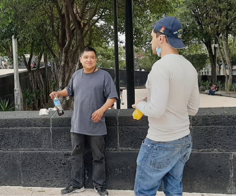 Tras ser deportado, Jonathan Omar Guerrero (izq.) se trasladó a la Ciudad de México en busca de un empleo en un call center. CORTESÍA