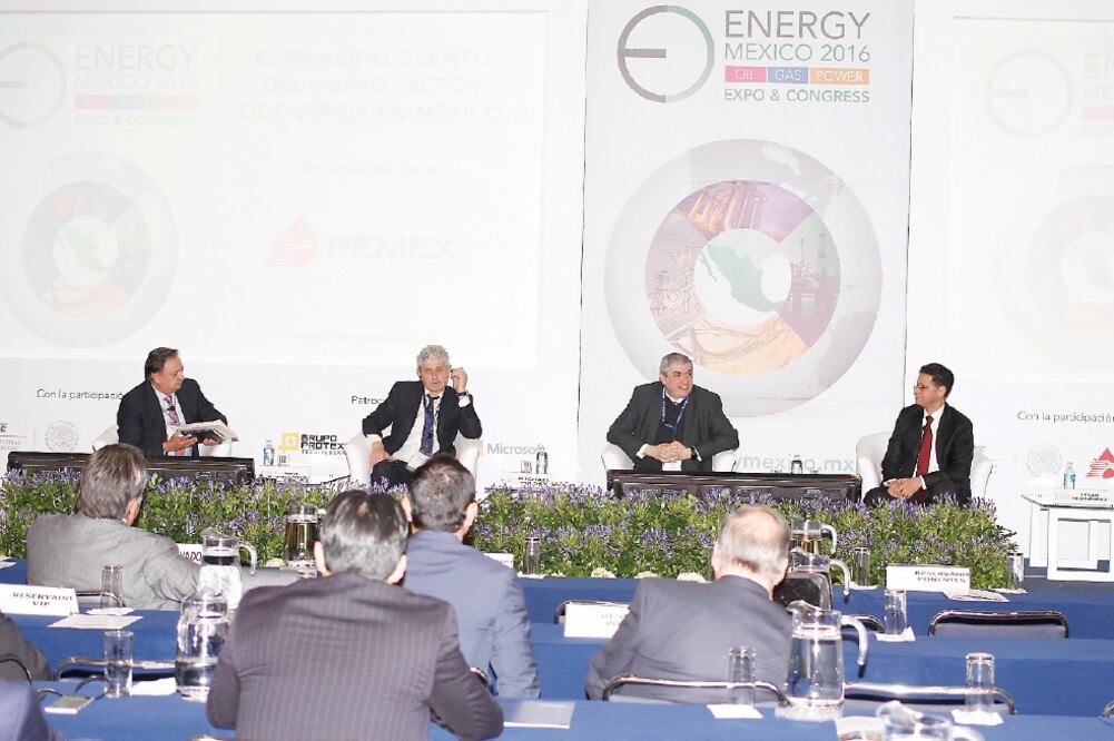 Algunos de los participantes en la Expo y Congreso Energy México 2016, que inició este martes en la ciudad de México (AGUSTÍN SALINAS. EL UNIVERSAL)