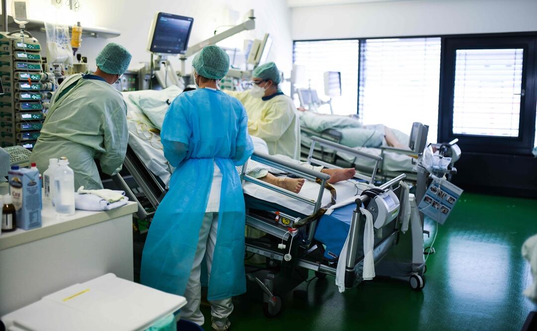 El número de muertes por el nuevo coronavirus subió a 128 mil 71 (Foto: AFP)