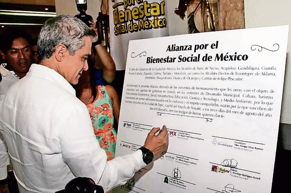 El sábado, Mancera viajó a Tepic, Nayarit, para firmar la Declaración Salario Digno para los Trabajadores de México y conformar la Alianza por el Bienestar Social de México (ARCHIVO EL UNIVERSAL)