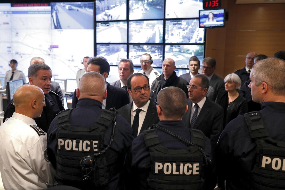 El presidente francés, François Hollande (c), charla con varios agentes de policía durante su visita a la sede de la Policía en París (Foto: EFE)