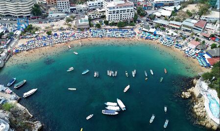 FOTOS: Turistas abarrotan playas de Acapulco; reportan ocupación hotelera de más del 90%