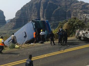 Mueren cuatro peregrinos en volcadura en Morelos