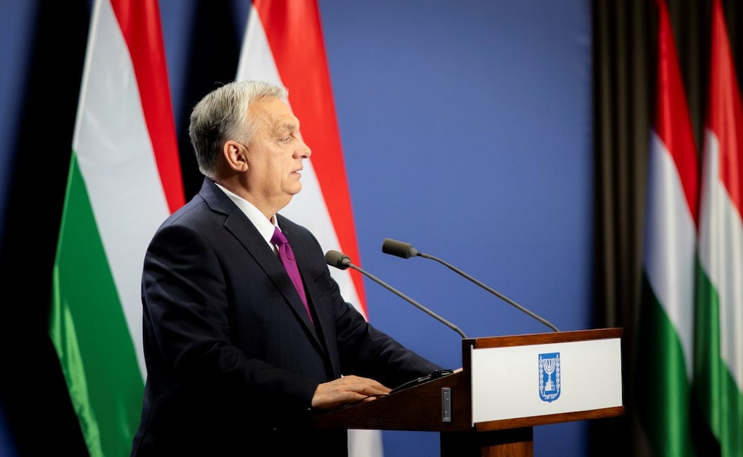 Una foto facilitada por la Oficina de Prensa del Primer Ministro húngaro muestra al primer ministro húngaro, Viktor Orbán, hablando durante una conferencia de prensa conjunta con el primer ministro israelí, Benjamin Netanyahu, tras su reunión en la sede del gobierno en Budapest, Hungría, el 3 de abril de 2025. (Hungría). Foto: EFE