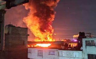 VIDEO: Se registra fuerte incendio en fábrica de pinturas en Xalostoc; bomberos laboran en el lugar