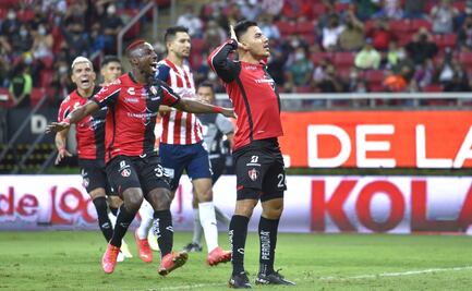 Chivas sigue en debacle y cae ante el Atlas, que duerme como líder general 
