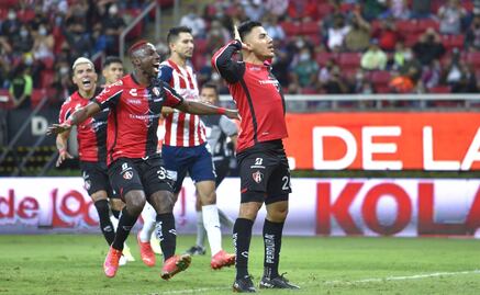 Chivas sigue en debacle y cae ante el Atlas, que duerme como líder general 