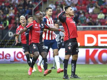 Chivas sigue en debacle y cae ante el Atlas, que duerme como líder general